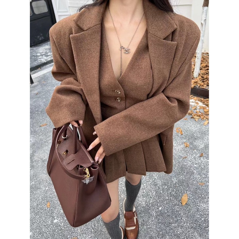 Winter Clothing Essentials - Elegancki jesienne komplety damskie: marynarka, kamizelka