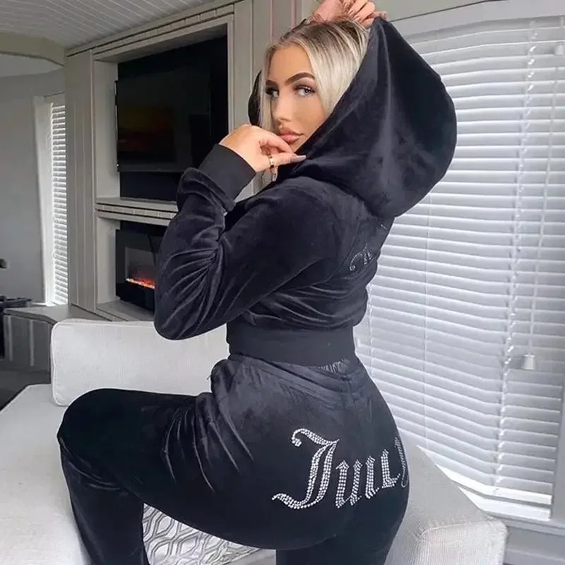 Winter Clothing Essentials - Damski welurowy dres Juicy Couture na
